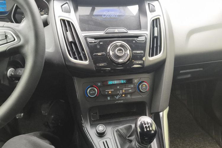 福特 福克斯 2015款 三厢 1.6L 手动风尚型中控内饰16