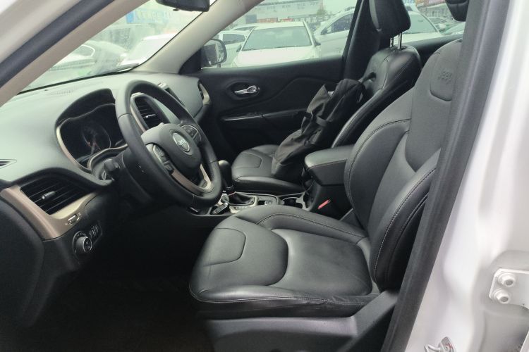 Jeep 自由光 2016款 2.0L 优越版中控内饰19