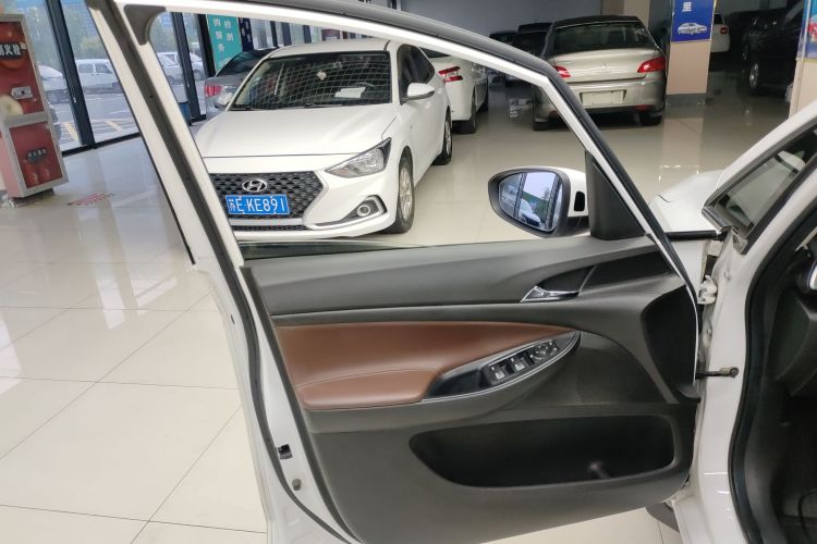 别克GL6 2018款 18T 6座尊贵型中控内饰47