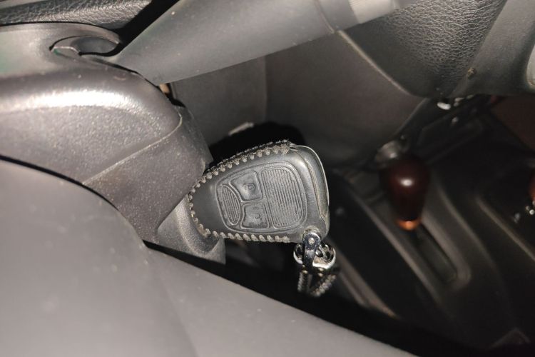 Jeep 牧马人 2014款 2.8TD Sahara 四门版中控内饰11