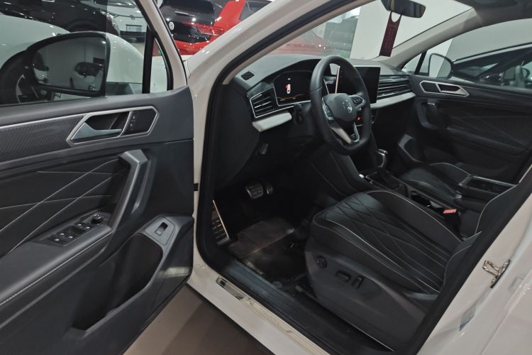 大众 途观L 2024款 出众款 330TSI 自动两驱R-Line龙耀版中控内饰7003