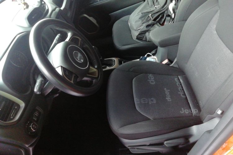 Jeep 自由侠 2018款 互联大屏版 180T 自动高能版局部细节19