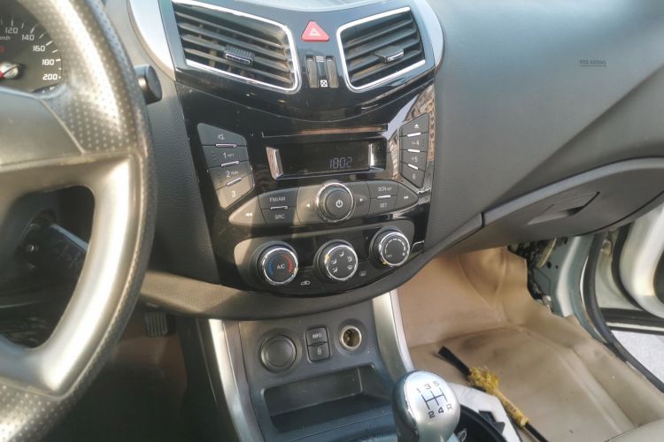 海马S5 2015款 1.6L 手动舒适型中控内饰16