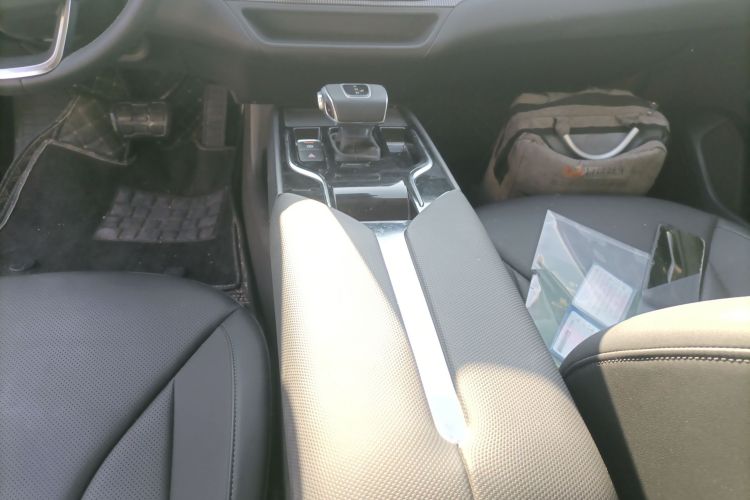 红旗E-QM5 2022款 431km 充电乐享版中控内饰18