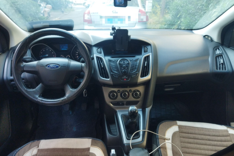 福特 福克斯 2012款 两厢 1.6L 手动舒适型中控内饰12