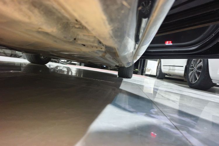 奔驰E级 2018款 改款 E 300 L 运动时尚型局部细节9001