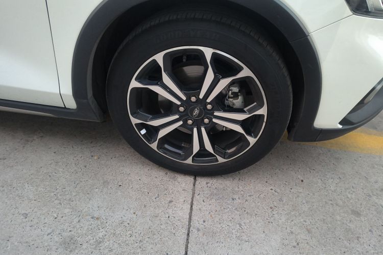 福特 福克斯Active 2020款 EcoBoost 180 自动劲耀型车身外观10