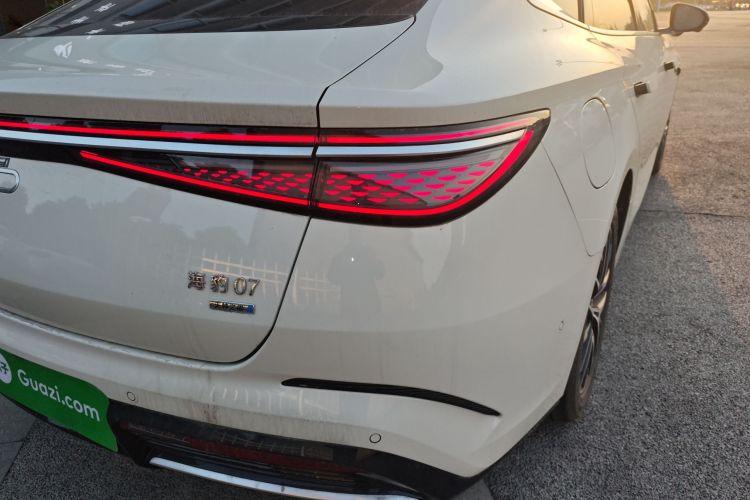 比亚迪 海豹07 DM-i 2025款 智驾版 DM-i 1.5L 125km 尊贵型车身外观9