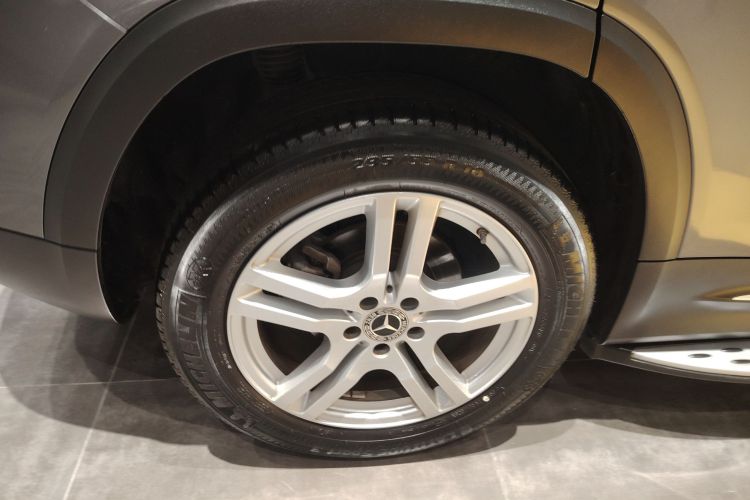 奔驰GLB 2023款 GLB 200 动感型车身外观6008