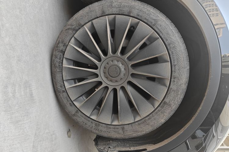 特斯拉 Model Y 2024款 后轮驱动版车身外观10