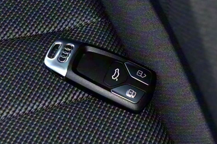 奥迪A4L 2019款 40 TFSI 时尚型 国V中控内饰7001