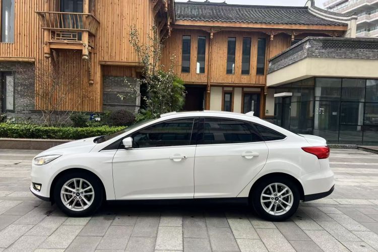 福特 福克斯 2017款 三厢 EcoBoost 180 自动精英型车身外观4