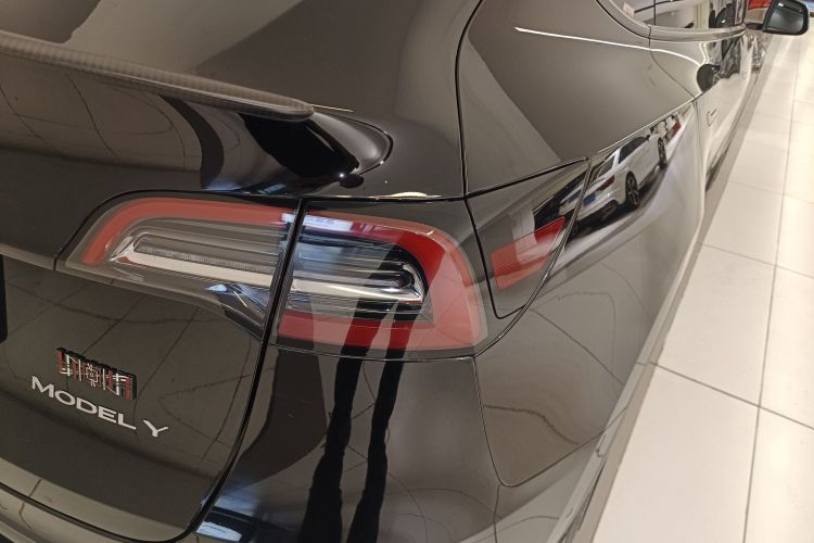 特斯拉 Model Y 2022款 后轮驱动版车身外观9