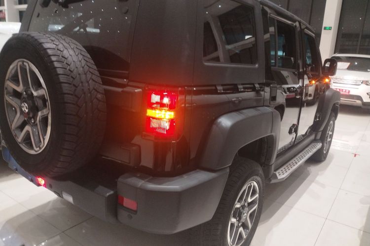 北京越野 北京BJ40 2016款 40L 2.3T 自动四驱尊享版车身外观7