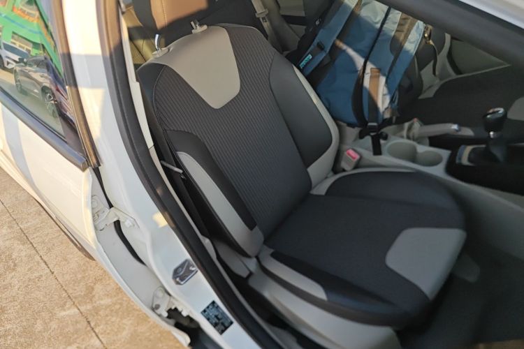 福特 福克斯 2012款 两厢 1.6L 手动风尚型局部细节41