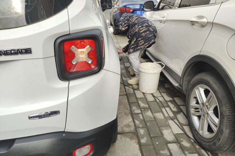 Jeep 自由侠 2018款 互联大屏版 180T 自动高能版车身外观9