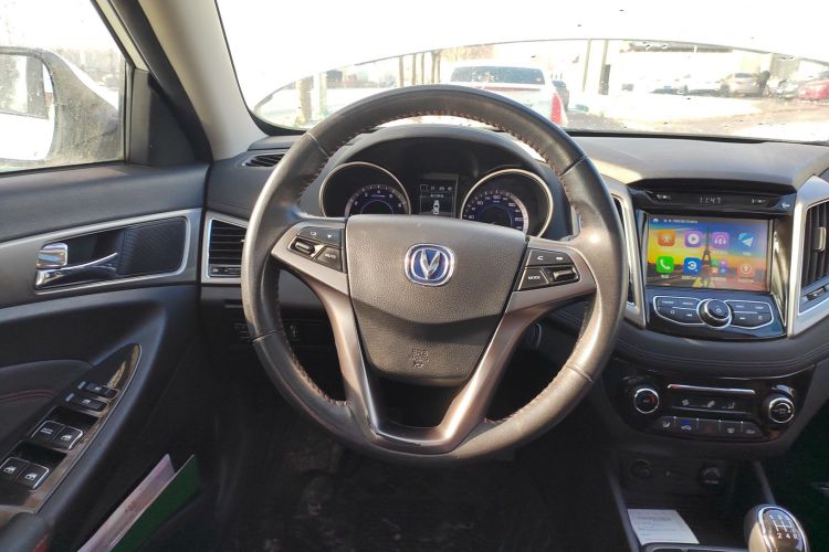 长安 逸动 2016款 XT 1.6L 手动俊酷型中控内饰13