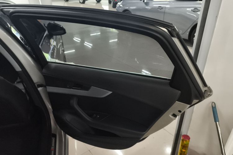 奥迪A4L 2018款 30周年年型 45 TFSI quattro 个性运动版中控内饰45