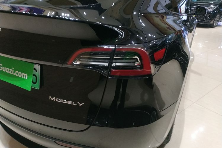 特斯拉 Model Y 2021款 标准续航后驱版车身外观9