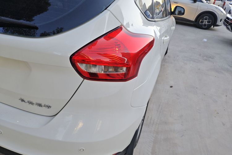 福特 福克斯 2017款 两厢 1.6L 自动风尚型智行版车身外观9