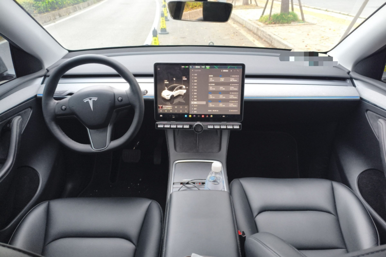 特斯拉 Model Y 2024款 长续航全轮驱动版中控内饰7002