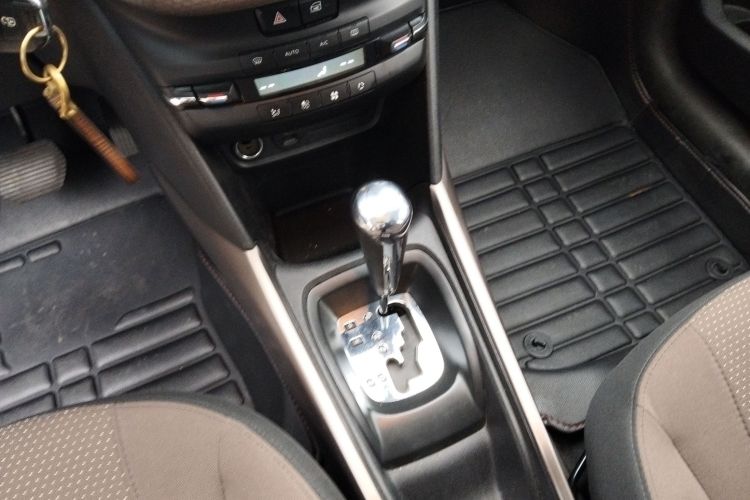 标致2008 2014款 1.6L 自动时尚版中控内饰18