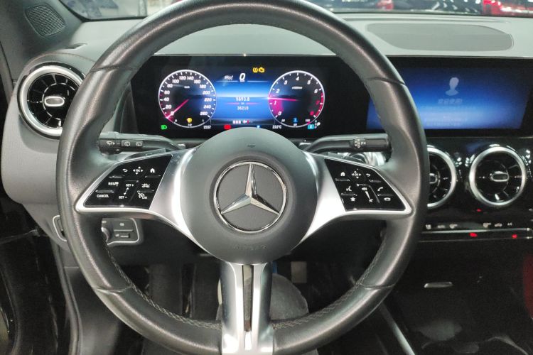 奔驰GLB 2024款 GLB 200 动感型中控内饰13