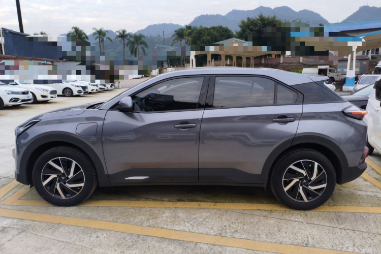 哪吒汽车 哪吒U 2021款 Pro 400 行业定制版车身外观4