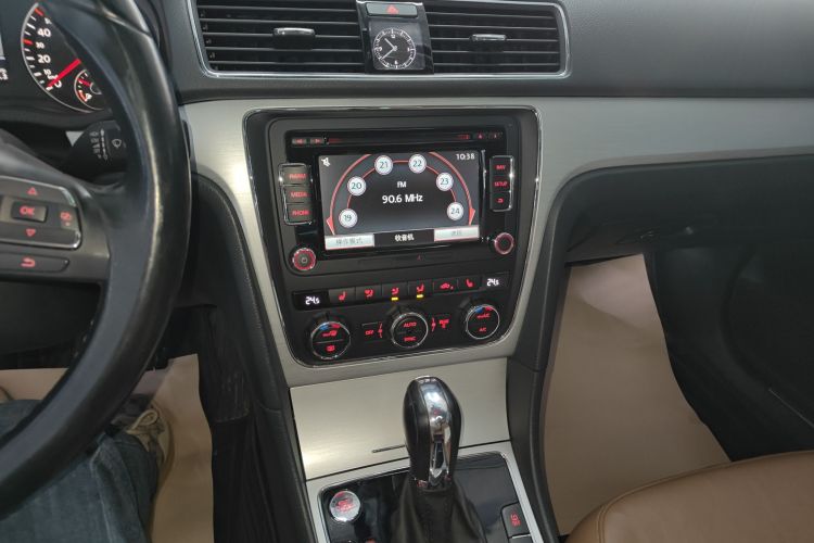 大众 帕萨特 2015款 1.8TSI DSG御尊版中控内饰16