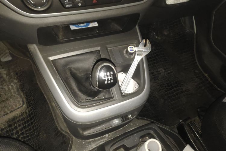 金杯海狮王 2021款 2.0L城运王系列捷运型标准顶6座1TZS中控内饰18