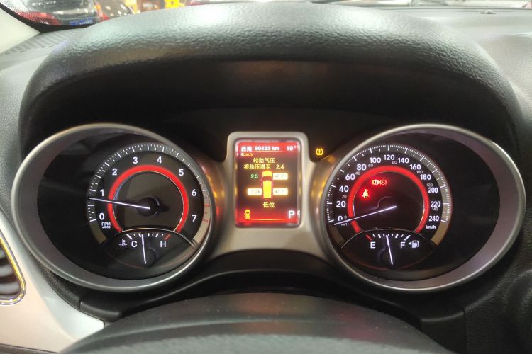 道奇 酷威 2013款 2.4L 两驱尊尚版中控内饰14