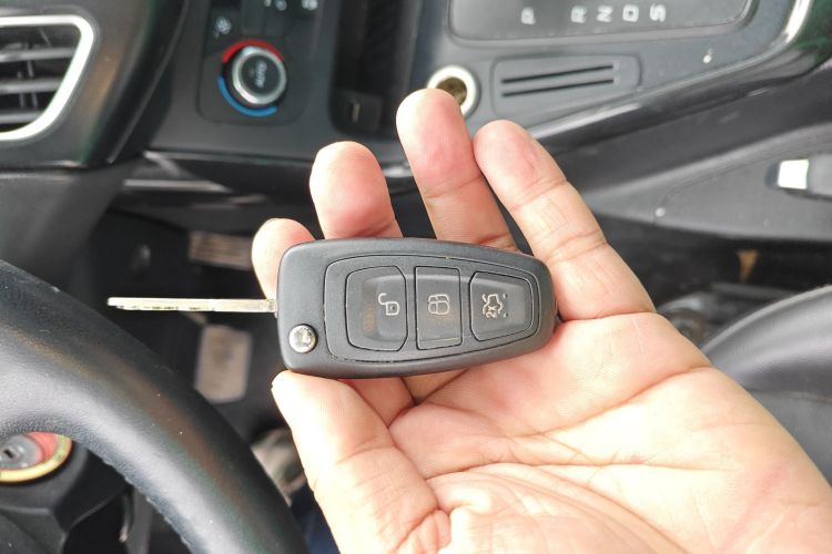 福特 福克斯 2015款 两厢 1.6L 自动风尚型中控内饰11