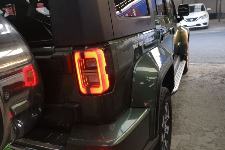 北京BJ40 2018款 PLUS 2.3T 自动四驱旗舰版 国V车身外观9