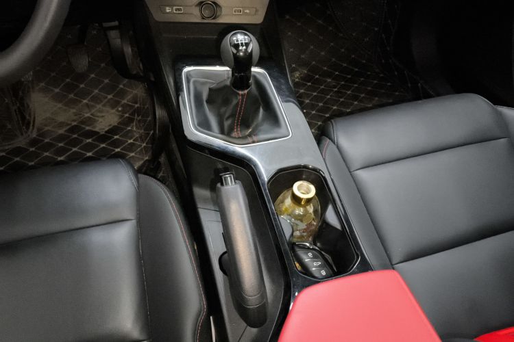 名爵 MG5 2021款 180DVVT 手动青春豪华版中控内饰18