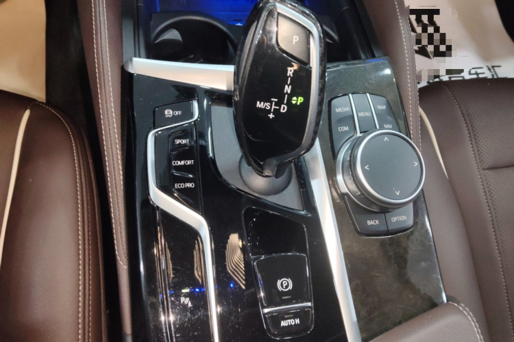 宝马5系 2022款 改款 525Li 豪华套装中控内饰18