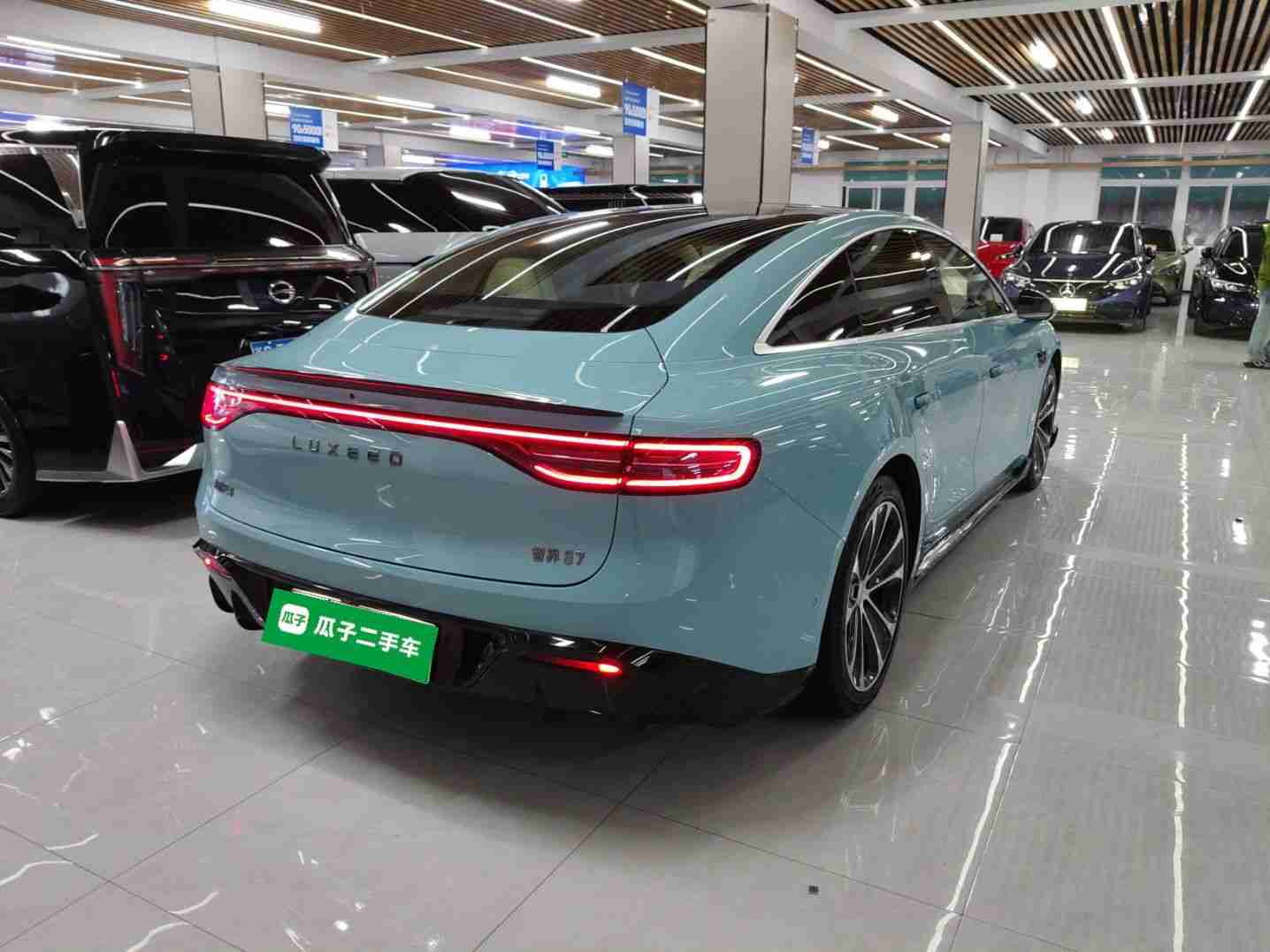 车辆右后45度外观展示