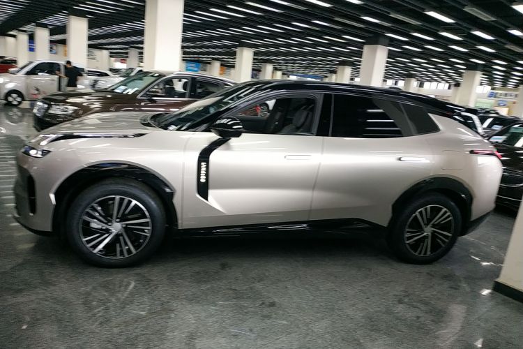 领克08 EM-P 2023款 120km 长续航Halo车身外观4