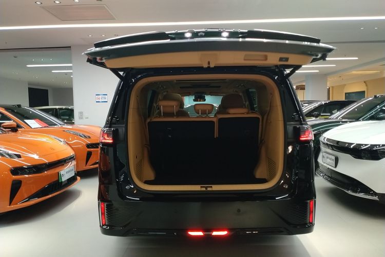 岚图汽车 岚图梦想家 2024款 PHEV 超长续航卓越版机舱底盘23