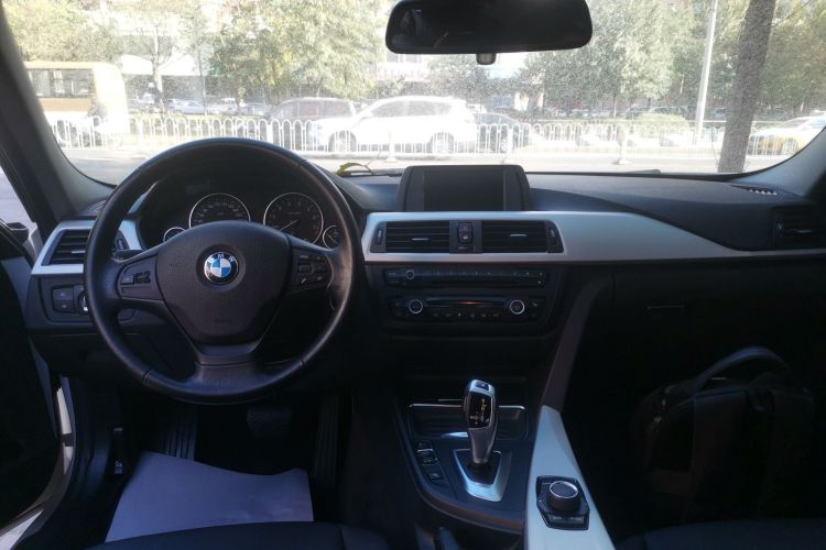 宝马3系 2015款 320i 时尚型中控内饰12