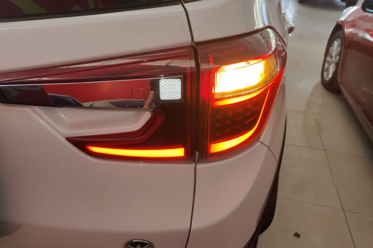 比亚迪 元 2017款 1.5L 自动酷炫互联型车身外观9