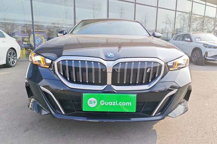 宝马i5 2024款 eDrive 35L M运动套装车身外观2