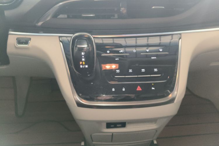 别克GL8 2021款 陆上公务舱 652T 舒适型中控内饰18