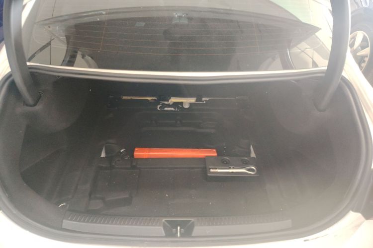 奔驰A级 2020款 改款 A 180 L 运动轿车特殊配置局部细节23