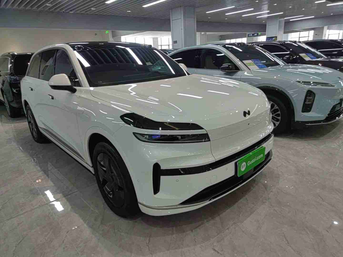 车辆右前45度外观展示