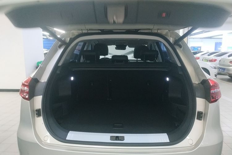 红旗HS5 2022款 改款 2.0T 智联旗享版机舱底盘23