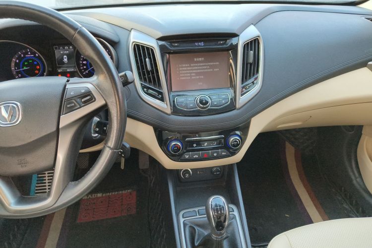 长安 逸动 2016款 1.6L 手动风尚型中控内饰16