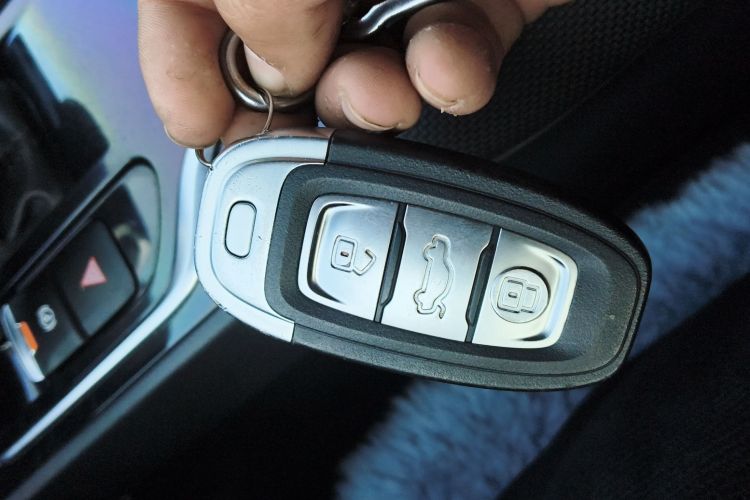 红旗E-QM5 2023款 基础出行版中控内饰7001