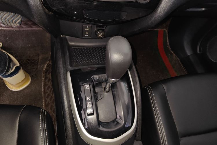 日产 逍客 2016款 2.0L CVT精英版中控内饰18