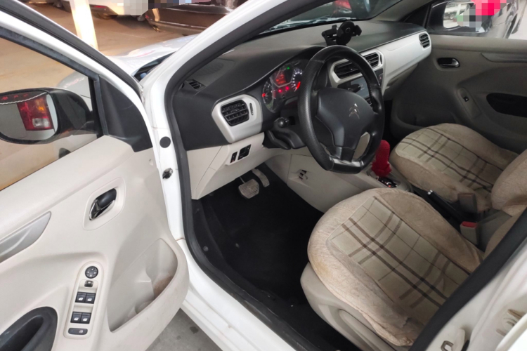 雪铁龙 爱丽舍 2014款 1.6L 自动舒适型中控内饰7003