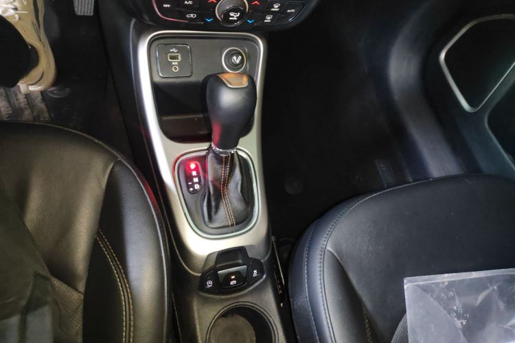 Jeep 指南者 2017款 200T 自动家享版中控内饰18